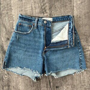 Abercrombie & Fitch ✧ The 4” Mom Short High Rise Curve Love ✧ Size 24/00
